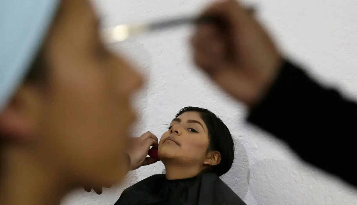 Lourdes Alvarez dari provinsi Cañar saat dirias sebelum mengikuti Sara Nusta atau kontes Ratu Adat di Quito, 31 Agustus 2018. Wanita-wanita dari berbagai etnis berpartisipasi dalam kontes memilih wanita pribumi paling cantik di Ekuador. (AP/Dolores Ochoa)