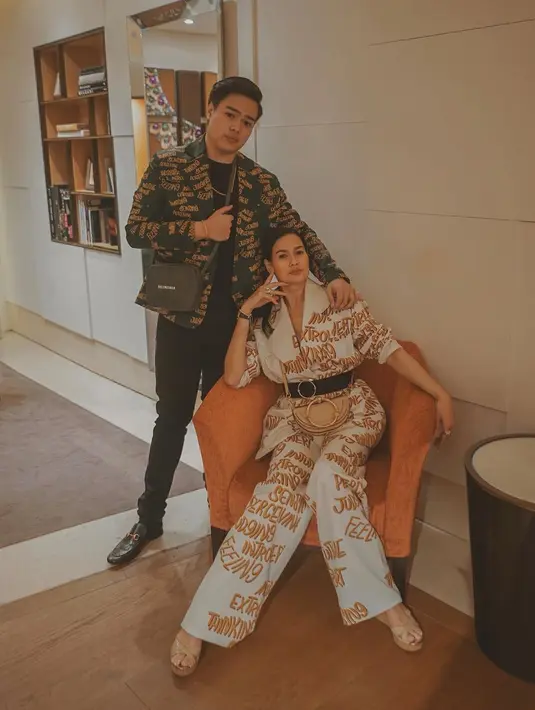 Tidak seperti ibu dan anak, Donna dan Jeje kerap dikira kakak beradik karena Donna yang terlihat awet muda. (Liputan6.com/IG/@jejesoekarno)