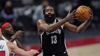James Harden (kanan) sukses membawa Brooklyn Nets menang 113-111 atas Detroit Pistons di Little Caesars Arena, Sabtu (27/3/2021) pagi WIB. (AP/Carlos Osorio).