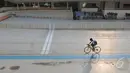 Seorang atlet sepeda sedang latihan di stadion balap sepeda Velodrome GOR Rawamangun, Jakarta, Jumat (15/5/2015). Rencananya Pemprov DKI Jakarta akan merehab Velodrome dengan anggaran mencapai Rp 400 Miliar. (Liputan6.com/Herman Zakharia)