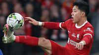 Gelandang Jepang, Wataru Endo menjadi pemain Asia teranyar alias kelima yang mampu menjuarai Piala Liga Inggris. Ia menjadi suksesor Takumi Minamino di Liverpool setelah turut membawa Liverpool menjuarai Piala Liga Inggris 2023/2024 setelah mengalahkan Chelsea 1-0 di laga final lewat perpanjangan waktu. (AFP/Adrian Dennis)