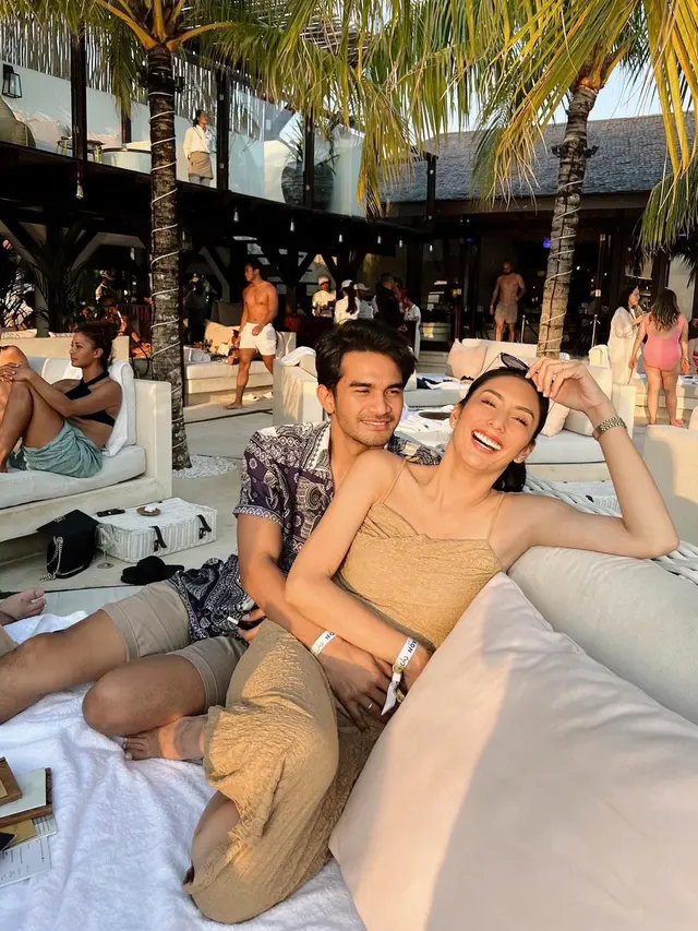 [Fimela] Tyas Mirasih dan Tengku Tezi