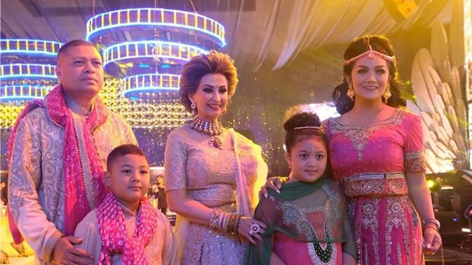 Amrit Punjabi dan Sanjana, anak dan menantu Raam Punjabi yang gelar pesta mewah pernikahan di Bali yang dihadiri sederet artis Tanah Air dan artis India. (Sumber: Instagram/@krisdayantilemos)