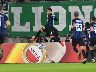 Selebrasi Lautaro Martinez usa membobol gawang Rapid Wina lewat tendanga penalti pada leg 1, 32 besar Liga Europa yang berlangsung di stadion Allianz, Wina, Jumat (15/2). Inter Milan menang 1-0 atas Rapid Wina. (AFP/Joe Klamar)