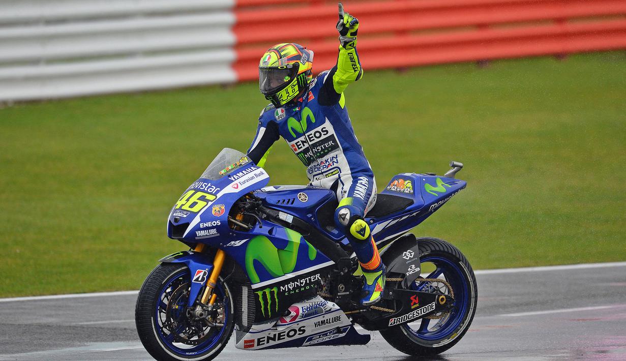 Valentino Rossi. Pembalap Italia berusia 43 tahun yang baru saja pensiun musim lalu ini juga terkenal lihai di trek basah. Ia pernah juara di kelas MotoGP di GP Suzuka 2002 saat balapan diwarnai hujan, termasuk di GP Inggris tahun 2015.(AFP/Glyn Kirk)
