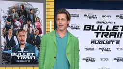 Brad Pitt saat menghadiri pemutaran perdana film Bullet Train di Regency Village Theatre, Los Angeles, California, Amerika Serikat, 1 Agustus 2022. Aktor berusia 58 tahun ini menata rambut pirangnya ke belakang dan tersenyum lebar. (Jon Kopaloff/Getty Images/AFP)