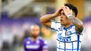Striker Inter Milan, Lautaro Martinez, tampak kecewa usai mencetak gol ke gawang Fiorentina pada laga Coppa Italia di Stadion Artemio Franchi, Rabu (13/01/2021). Inter Milan menang dengan skor 2-1. (Jennifer Lorenzini/LaPresse via AP)