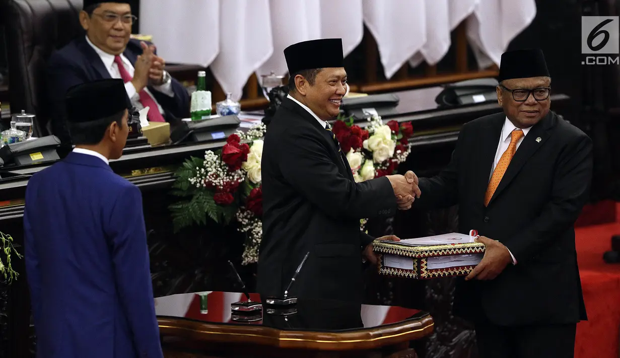 Ketua DPR Bambang Soesatyo (tengah) menyerahkan RUU tentang APBN TA 2020 beserta Nota Keuangan dan pendukungnya kepada Ketua DPD Oesman Sapta Odang dalam Sidang Paripurna di Gedung DPR, Jakarta, Jumat (16/8/2019). DPR akan membahas RAPBN 2020 untuk disahkan menjadi UU. (Liputan6.com/JohanTallo)
