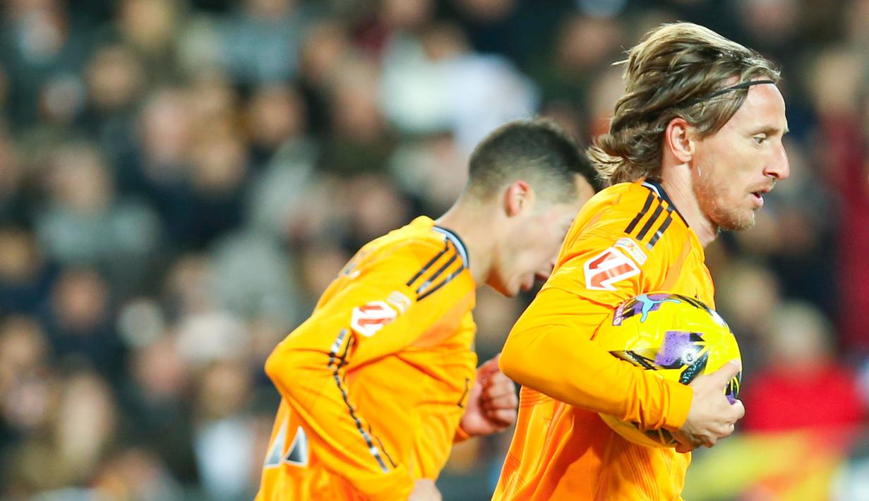 Setelah Vinicius Junior diganjar kartu merah dan bermain dengan 10 orang, Real Madrid justru mampu menyamakan skor lewat aksi Luka Modric sebelum memastikan kemenangan lewat gol Bellingham. (AP Photo/Alberto Saiz)