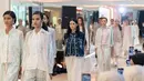Cotton Ink juga memerlihatkan koleksi lebarannya, misalnya saja vest berbordir warna navy dipadukan kemeja warna senada dan celana panjang bermotif. [dok. Plaza Indonesia]