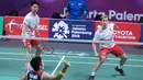 Pasangan Indonesia, Kevin Sanjaya/Marcus Gideon, saat melawan wakil Jepang, Takeshi Kamura/Kelgo Sonoda, pada laga Asian Games di Istora, Jakarta, Selasa (21/8/2018). Kevin/Marcus menang 21-18 dan 21-12. (Liputan6.com/Helmi Fithriansyah)