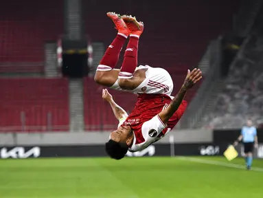 Pemain Arsenal Pierre-Emerick Aubameyang melakukan selebrasi usai mencetak gol ke gawang Benfica pada leg kedua babak 32 besar Liga Europa di Stadion Georgios Karaiskakis, Piraeus, Athena, Yunani, Kamis (25/2/2021). Arsenal menang 3-2 dan lolos ke babak 16 besar. (AP Photo/Thanassis Stavrakis)