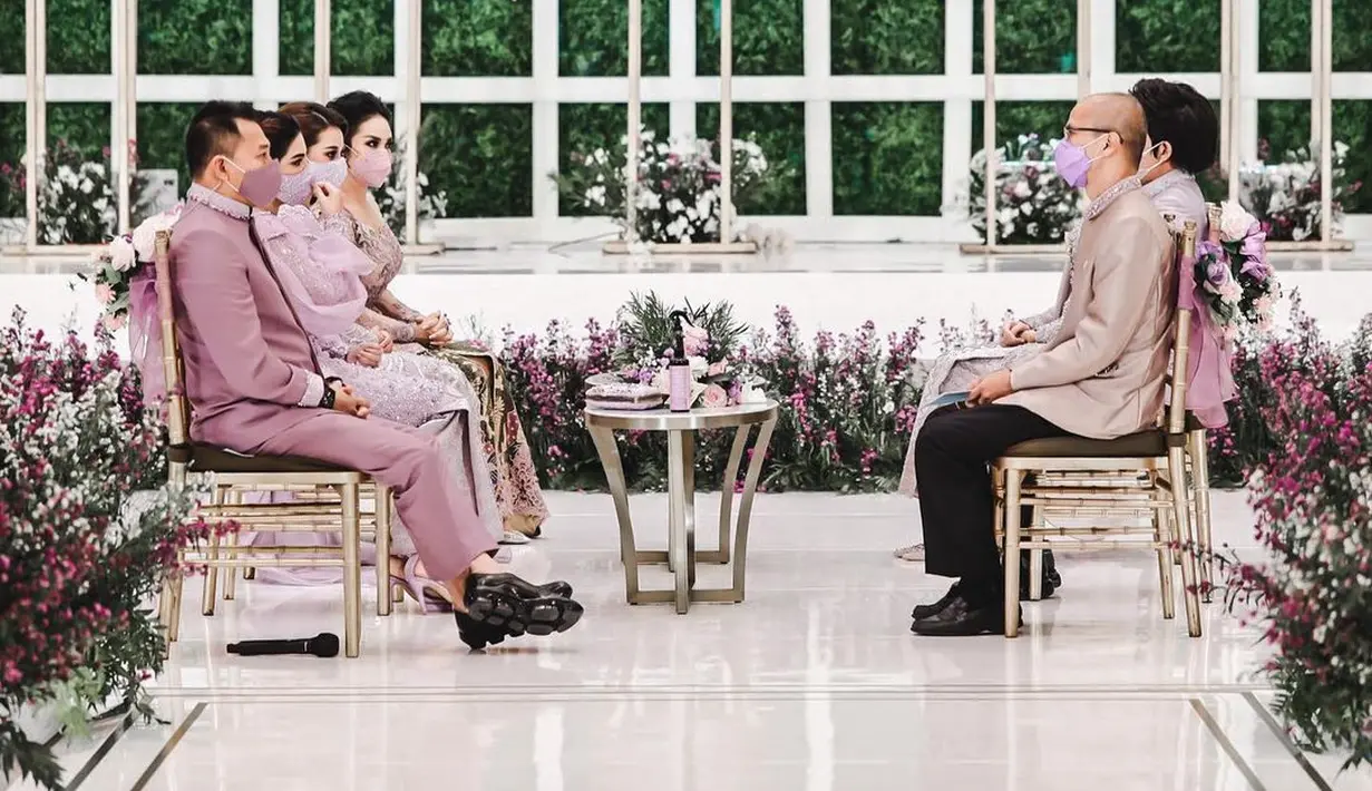 Aurel Hermansyah tampil cantik mengenakan kebaya yang telah dimodernisasi dan kain wastra bernuansa senada. [Foto: Instagram/attahalilintar]