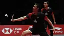 Ganda putra Indonesia, Mohammad Ahsan / Hendra Setiawan, saat melawan ganda Jepang, Hiroyuki Endo / Yuta Watanabe, pada BWF World Tour di Tianhe Sports Center, Guangzhou, Minggu (15/12/2019). Ahsan / Hendra menang 24-22 dan 21-19. (AP/Andy Wong)