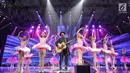 Penampilan Virgoun membawakan lagu berjudul "Bukti" pada malam puncak HUT ke-28 SCTV di ICE BSD, Tangerang Selatan, Jumat (24/8). Sejumlah musisi dan pemain sinetron turut memeriahkan HUT SCTV ke-28. (Liputan6.com/Faizal Fanani)