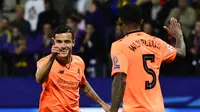 Gelandang Liverpool, Philippe Coutinho, merayakan gol yang dicetaknya ke gawang Maribor pada laga Liga Champions di Stadion Ljudski Vrt, Maribor, Selasa (17/10/2017). Maribor kalah 0-7 dari Liverpool. (AFP/Jure Makovec)