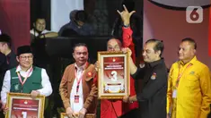Ketua DPP Bidang Pemenangan Pemilu Bambang Wuryanto menerima nomor urut di gedung KPU, Jakarta, Rabu (14/12/2022). Komisi Pemilihan Umum (KPU) menggelar acara pengundian dan penetapan nomor urut partai politik peserta Pemilu 2024. 17 partai politik yang lolos menjadi peserta Pemilu 2024 pun telah mendapatkan nomor urutnya masing-masing. (Liputan6.com/Herman Zakharia)