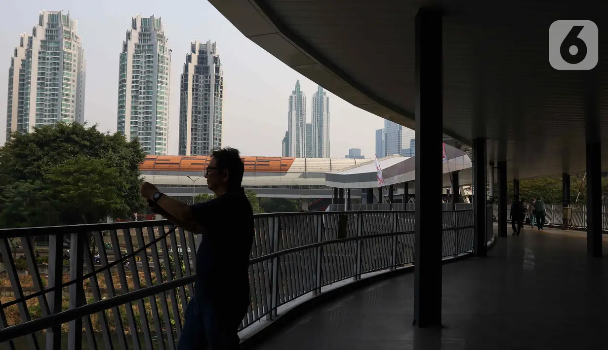 Jembatan penyeberangan multiguna (JPM) Dukuh Atas di Jakarta Pusat sudah bisa dimanfaatkan oleh masyarakat untuk berpindah moda transportasi. Pembangunan JPM ini memiliki konsep konektivitas antar-moda, ramah pejalan kaki, dan ramah pesepeda.