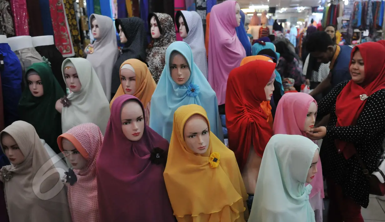 Pengunjung melihat busana muslim di salah satu pusat perbelanjaan di Jakarta, Rabu (3/6/2015). Jelang memasuki bulan suci Ramadan, warga mulai ramai berburu busana muslim. (Liputan6.com/Johan Tallo)