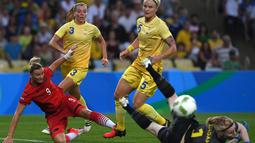 Striker Jerman, Alexandra Popp, berusaha mencetak gol ke gawang Swedia pada final sepak bola putri Olimpiade Rio 2016 di Stadion Maracana, Sabtu (20/8/2016). (AFP/Vanderlei Almeida)