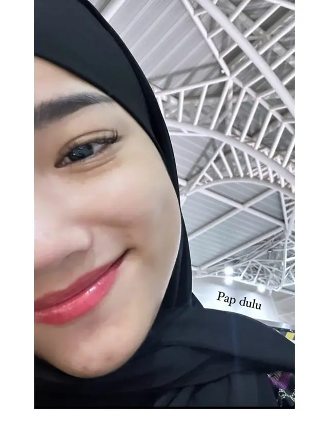 8 Momen Fuji dan Fadly Faisal Berangkat Umroh Bersama, Penampilan Curi Perhatian