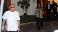 Mantan Ketua Umum Partai Golkar, Aburizal Bakrie (kiri) berjalan usai bertemu Presiden ke-3 RI, BJ Habibie di Jakarta, Selasa (14/6/2016). Pertemuan berlangsung tertutup membahas susunan Dewan Kehormatan Partai Golkar. (Liputan6.com/Helmi Fithriansyah)
