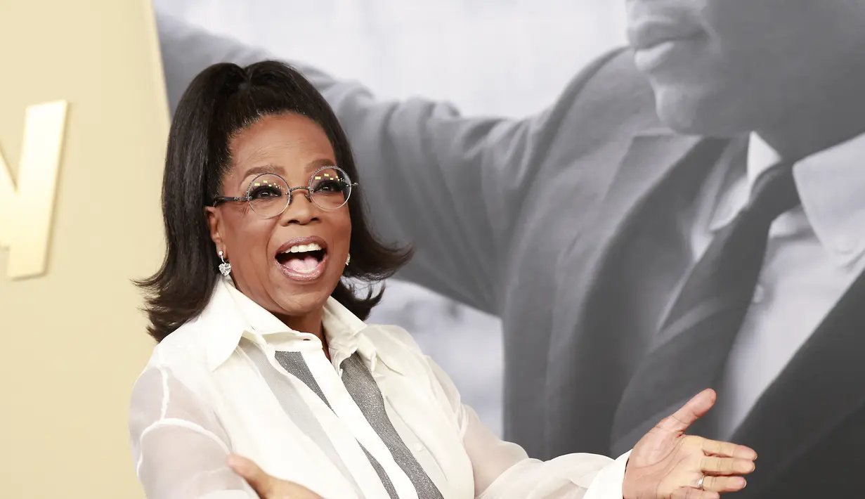 Oprah Winfrey tiba untuk pemutaran perdana film "Sidney" di Academy Museum of Motion Pictures di Los Angeles, California (21/9/2022). Pembawa acara talk show Amerika dan produser berusia 68 tahun itu tampil memukau dengan kemeja putih transparan dan rok multi-layer yang serasi. (AFP/Michael Tran)