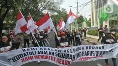 Ratusan orang melakukan aksi berjalan kaki sambal membawa poster dan bendera dari kantor Dewan Pimpinan Pusat (DPP) Partai Demokrasi Indonesia Perjuangan (PDIP) menuju gedung Komisi Nasional Hak Asasi Manusia (Komnas HAM), Jakarta, Jumat (26/7/2024). (merdeka.com/Imam Buhori)