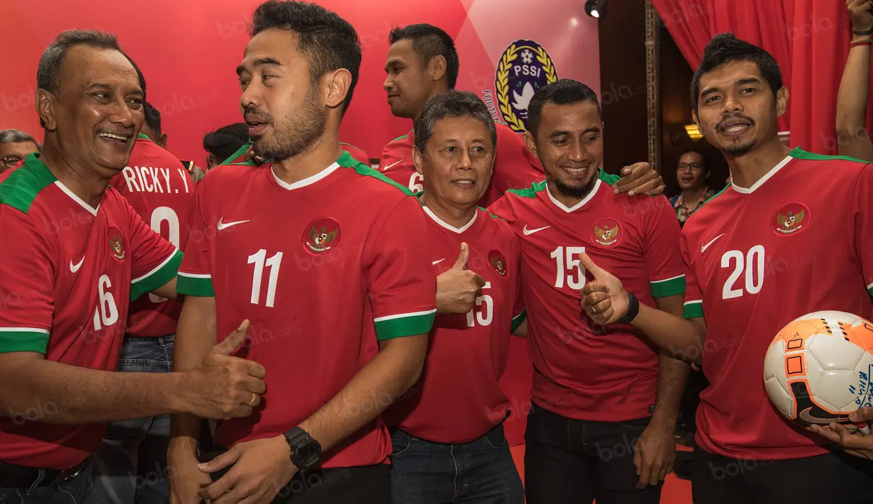 Legenda Sepak bola Indonesia seperti Heri Kiswanto (tengah) berfoto bersama Bambang Pamungkas (kanan), Ponaryo Astaman (2kiri) dan Firman Utina (2kanan) pada Kongres Tahunan PSSI 2017 di Bandung, (8/1/2017). (Bola.com/Vitalis Yogi Trisna)