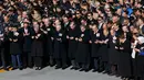 Perdana Menteri Turki Binali Yildirim, Presiden Tayyip Erdogan dan mantan Presiden Abdullah Gul berdoa bersama pelayat lain saat upacara pemakaman anggota Polisi yang tewas dalam ledakan bom di Istanbul, Turki (11/12). (Reuters/Murad Sezer)