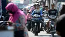 Pengendara motor tidak mengenakan masker masuk ke Pasar Bukit di Tangerang Selatan, Banten, Rabu (22/7/2020). Warga masih tidak peduli kesehatan dirinya sendiri dan orang lain, tentang bahayanya penyeberan virus corona (COVID-19) yang terus meningkat di Indonesia. (merdeka.com/Dwi Narwoko)
