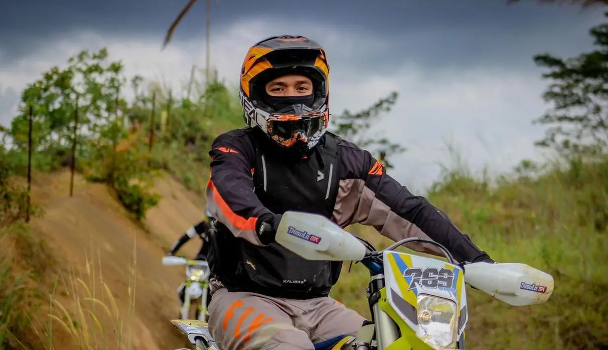 Lebih lanjut Raffi menimpali kalau alasan Billy tergila-gila dengan Hilda, mantan kekasihnya karena menurutnya mirip dengan Tyas Mirasih. "Makanya kenapa dia waktu itu tergila-gila sama Hilda, karena sama kayak Tyas," Raffi Ahmad menimpali. (Instagram/bilsky16)