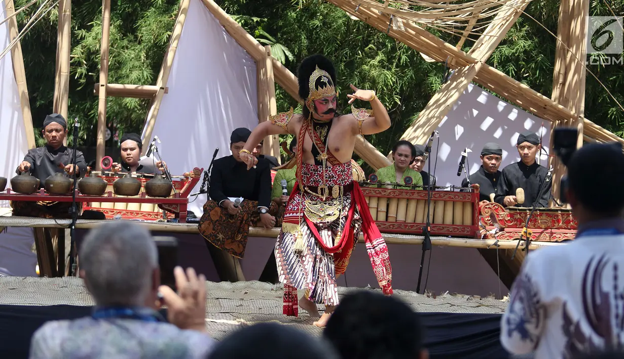 <p>Wayang orang menghibur para delegasi pada pertunjukkan budaya nusantara di arena Pertemuan Tahunan IMF - World Bank 2018 di Nusa Dua Bali, Jumat (12/10). BeKraf dan LPS menyajikan beragam seni dan budaya Nusantara. (Liputan6.com/Angga Yuniar)</p>