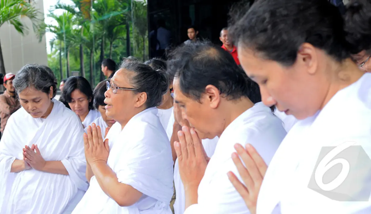 Lia Aminnuddin beserta jamaahnya melakukan doa bersama di depan gedung KPK, Jakarta, Senin (16/2/15). Lia berharap Tuhan segera menyelesaikan kisruh KPK dan Polri (Liputan6.com/Faisal R syam)
