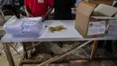 Sejumlah pekerja menyelesaikan pelipatan surat suara Pemilihan Umum 2019 di gudang logistik KPU Jakarta Pusat, Selasa (19/2). Proses pelipatan surat suara diiikuti 62 orang yang direkrut dari wilayah sekitar gudang KPU. (Liputan6.com/Faizal Fanani)