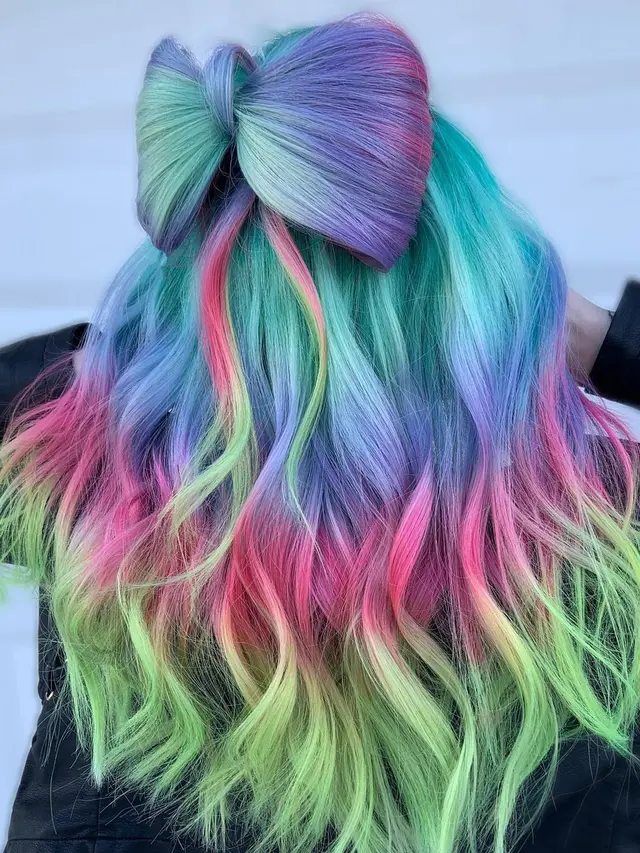 6 Potret Rambut dengan Warna Bak Pelangi Ini Unik, Penampilan Jadi Beda