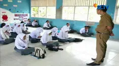 Para siswa mengaku, belajar sambil melantai membuat mereka lelah dan sulit untuk berkonsentrasi.