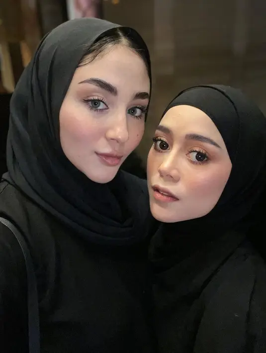 Margin juga sempat mengunggah foto selfie dirinya bersama Lesti. Keduanya memesona dengan riasan natural bernuansa kecokelatan yang hangat dan sesuai dengan tone kulit masing-masing. Foto: Instagram.