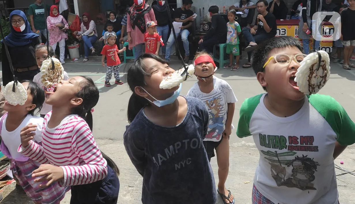 Anak-anak mengikuti lomba makan kerupuk saat acara kegiatan tujuh belas Agustus di Cinere, Depok, Senin (17/8/2020). Warga di sejumlah kampung di wilayah Jabodetabek tetap melakukan beragam kegiatan lomba memperingati HUT ke-75 Kemerdekaan RI dengan menerapkan protokol kesehatan. (merdeka.com/Arie B