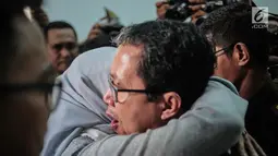 Istri memeluk terdakwa kasus dugaan penghilangan barang bukti pengaturan skor Joko Driyono usai vonis di PN Jakarta Selatan, Selasa (23/7/2019). Joko Driyono diganjar hukuman 1 tahun 6 bulan kurungan penjara. (Liputan6.com/Faizal Fanani)