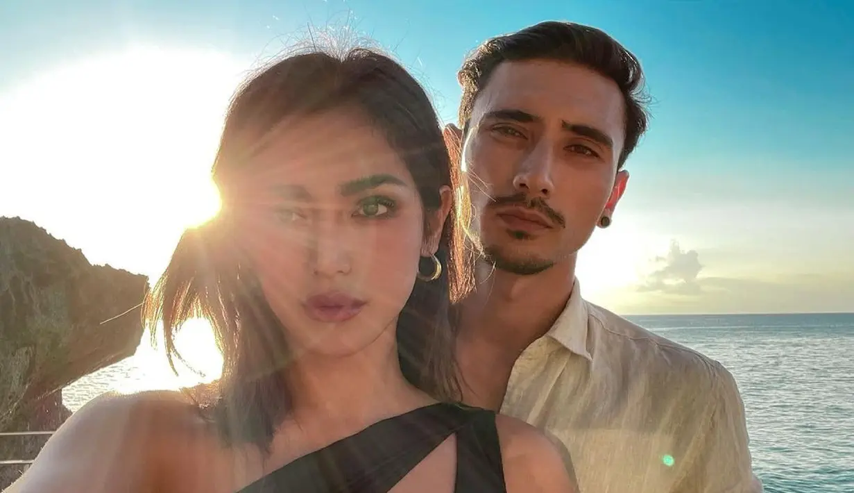 Jessica Iskandar dan Vincent Verhaag kerap membagikan foto kebersamaan mereka saat berkencan di pantai, baik berdua, bersama El Barack, atau teman-temannya (Foto: Instagram @inijedar)