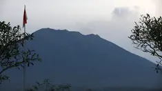 Lanskap Gunung Agung terlihat dari kawasan Karangasem, Bali, Sabtu (2/12). Hingga hari ini, penampakan asap dari kawah Gunung Agung semakin berkurang dibanding beberapa hari lalu. (Liputan6.com/Immanuel Antonius)