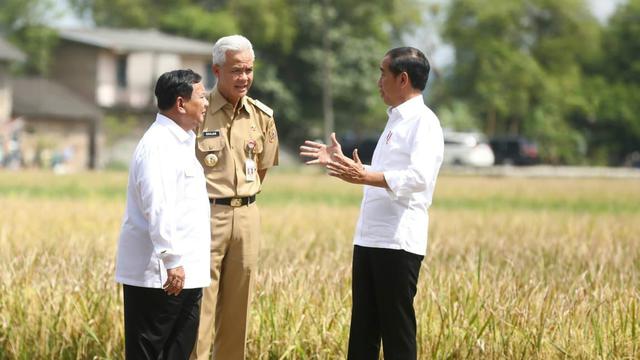 Momen akrab Presiden Joko Widodo (Jokowi) bersama Gubernur Jawa Tengah Ganjar Pranowo dan Menteri Pertahanan Prabowo Subianto saat meninjau panen raya di ladang sawah Ambal, Kabupaten Kebumen. (Istimewa)