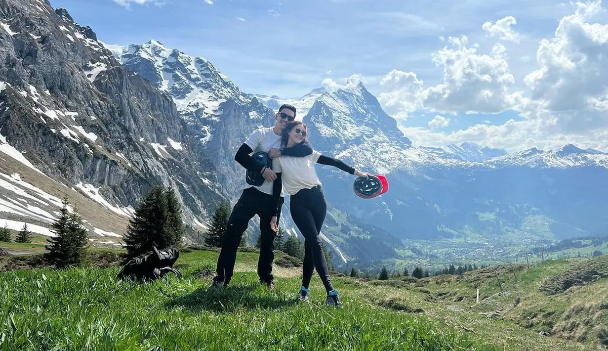<p>Kemesraan Nana Mirdad-Andrew White saat hiking. Lihat di sini, Nana Mirdad dan Andrew White mendaki gunung mengenakan outfit olahraga yang sesuai, berpose dengan latar pegunungan bersalju yang indah. Foto: Instagram.</p>
