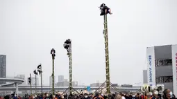 Anggota Asosiasi Pelestarian Pemadam Kebakaran Edo melakukan teknik pemadam kebakaran tradisional Jepang saat latihan pemadam kebakaran Tahun Baru di Tokyo, Jepang, 6 Januari 2022. (Behrouz MEHRI/AFP)