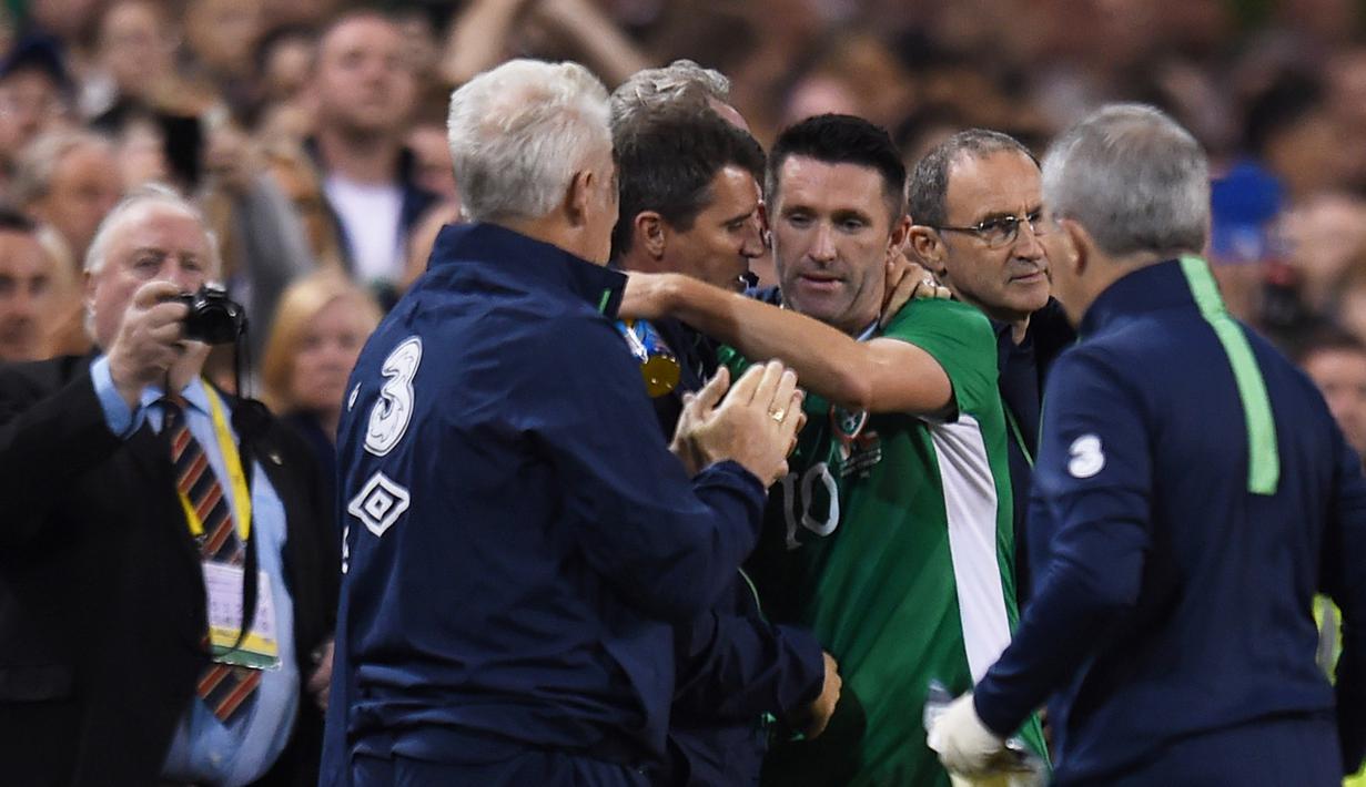 Robbie Keane memeluk saudaranya sekaligus asisten pelatih Republik Irlandia, Roy Keane saat melawan Oman di Stadion Aviva, Dublin, (31/8/206). (Reuters/Clodagh Kilcoyne)