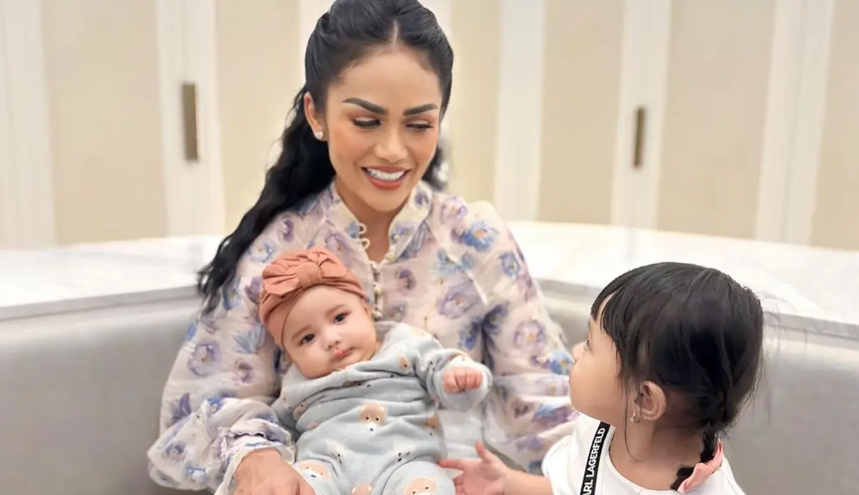Ibu dari Aurel Hermansyah ini juga terlihat begitu bahagia bermain dengan kedua cucunya. Bahkan, dirinya juga tampak selalu tersenyum dan tak lelah. (Liputan6.com/IG/@krisdayantilemos)