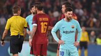 Reaksi pemain Barcelona, Lionel Messi selama pertandingan leg kedua perempat final Liga Champions melawan AS Roma di Stadion Olimpico, Selasa (10/4). Bercelona tersingkir di Liga Champions setelah menyerah 0-3 dari AS Roma. (Andreas SOLARO/AFP)