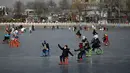 Orang-orang menggunakan kereta luncur di danau beku di Beijing pada Selasa (12/1/2021). Ketika musim dingin tiba, danau di Beijing banyak yang membeku dan dijadikan area ice skating musiman. (Photo by WANG Zhao / AFP)