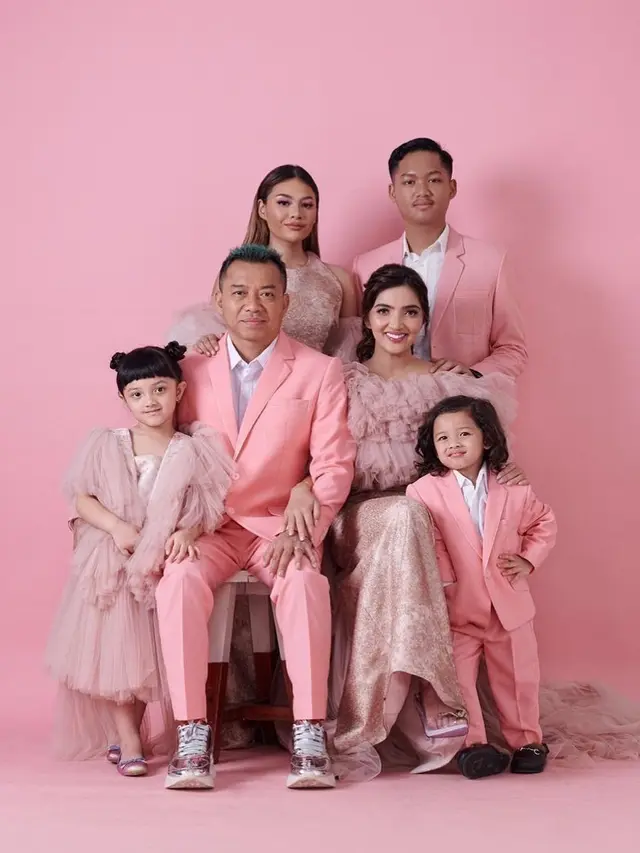 Azriel Hermansyah dan keluarganya. (Foto: Instagram @azriel_hermansyah)